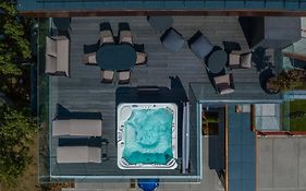 Bj81 Suite Hotel